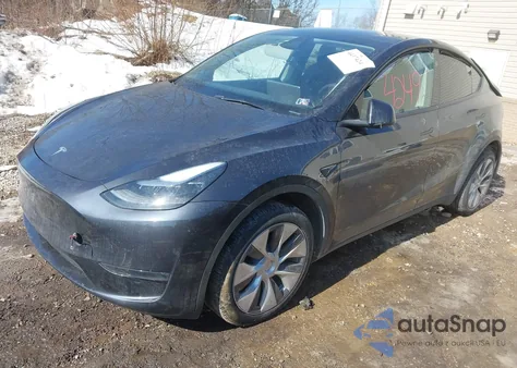 2024 Tesla Model Y Long Range Dual Motor All-Wheel Drive z USA, uszkodzony, nr VIN 7SAYGDEE6RA219344